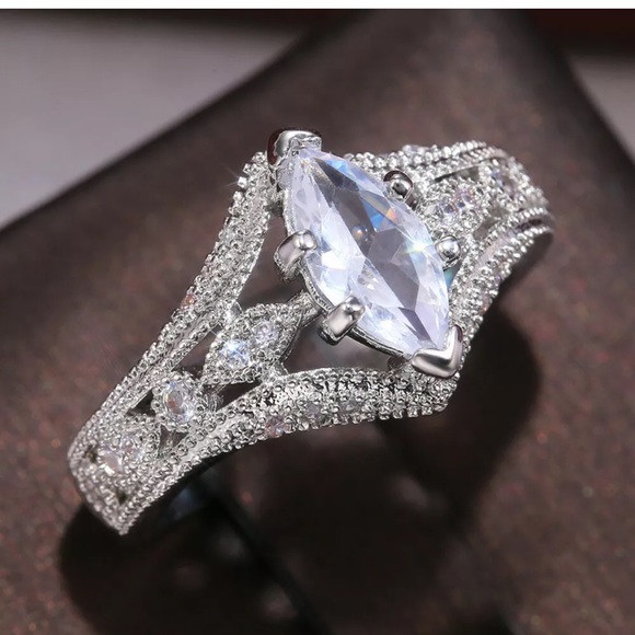 Jewelry - Gorgeous 925 Silver Rings  White Sapphire ring